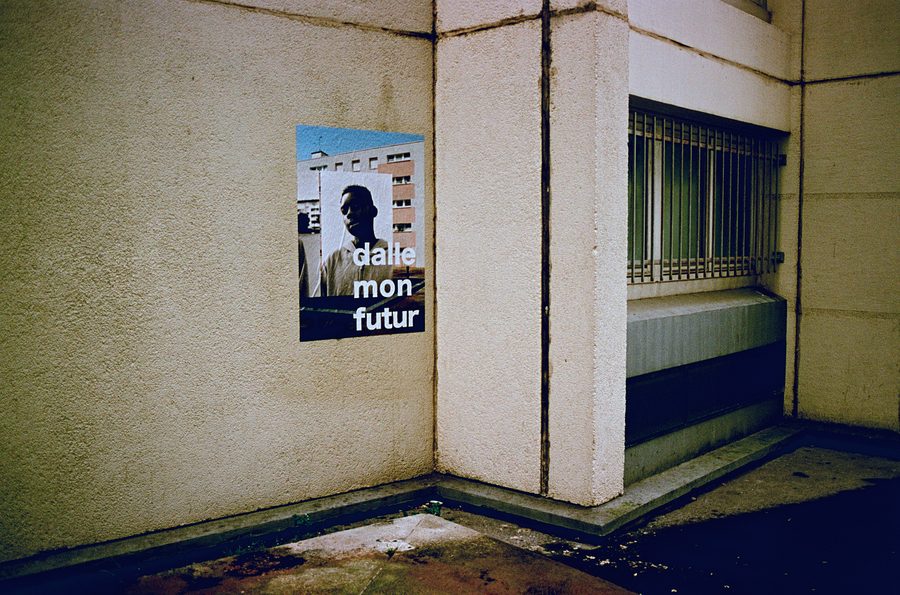 l’affiche « dalle, mon futur » collée sur un mur du passage