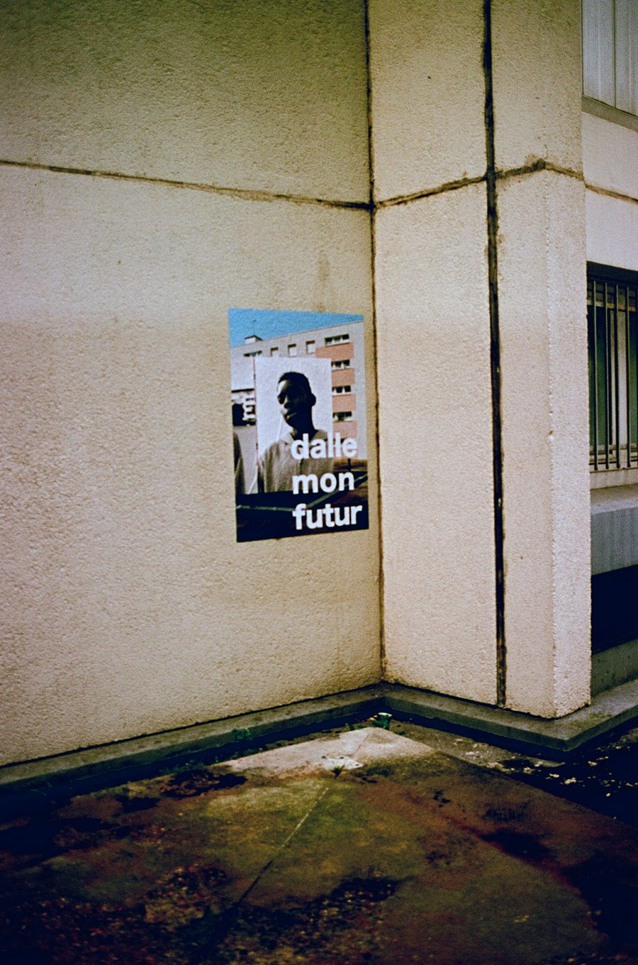 l’affiche « dalle, mon futur » dans un passage de la dalle