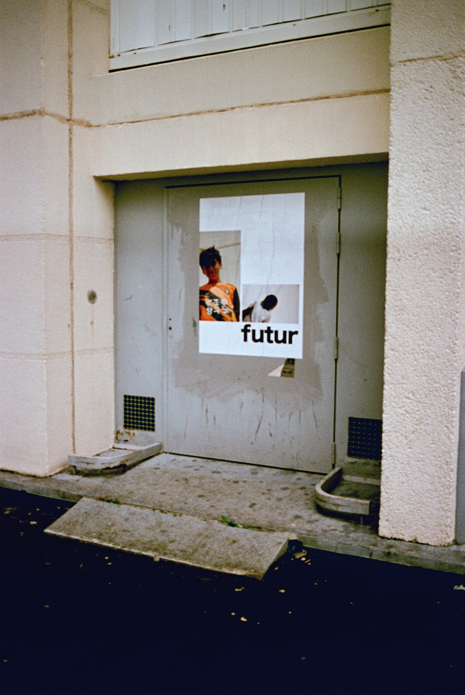 un portrait de l’exposition sur le mur d’un passage