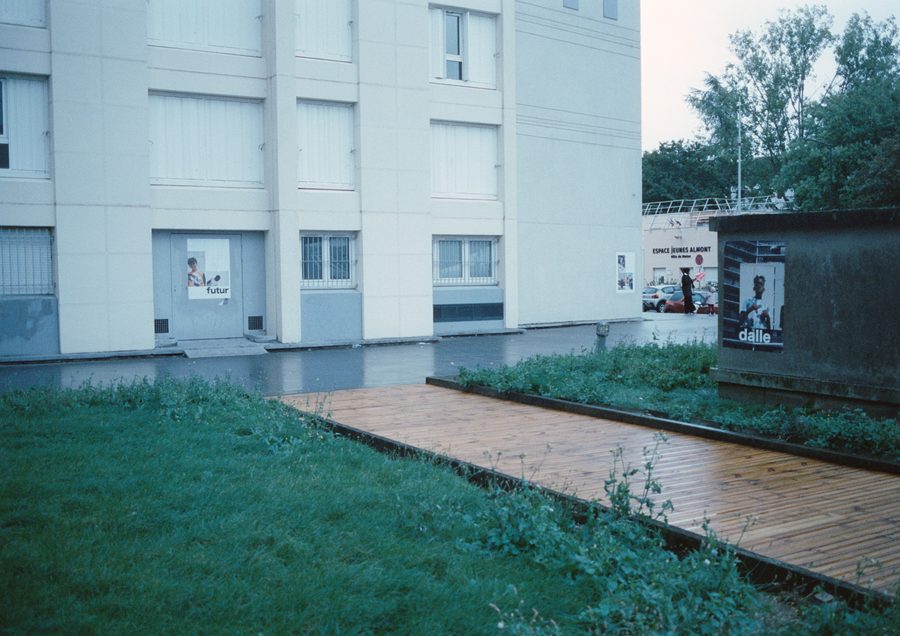 les affiches de l’exposition sur la façade, vue depuis la pelouse