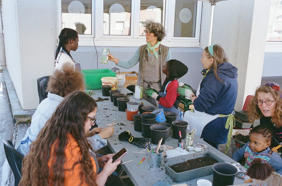atelier de plantation, pots et terreau sur la table