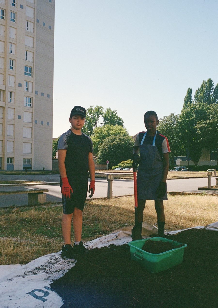 deux enfants au chantier des bacs, sur la dalle