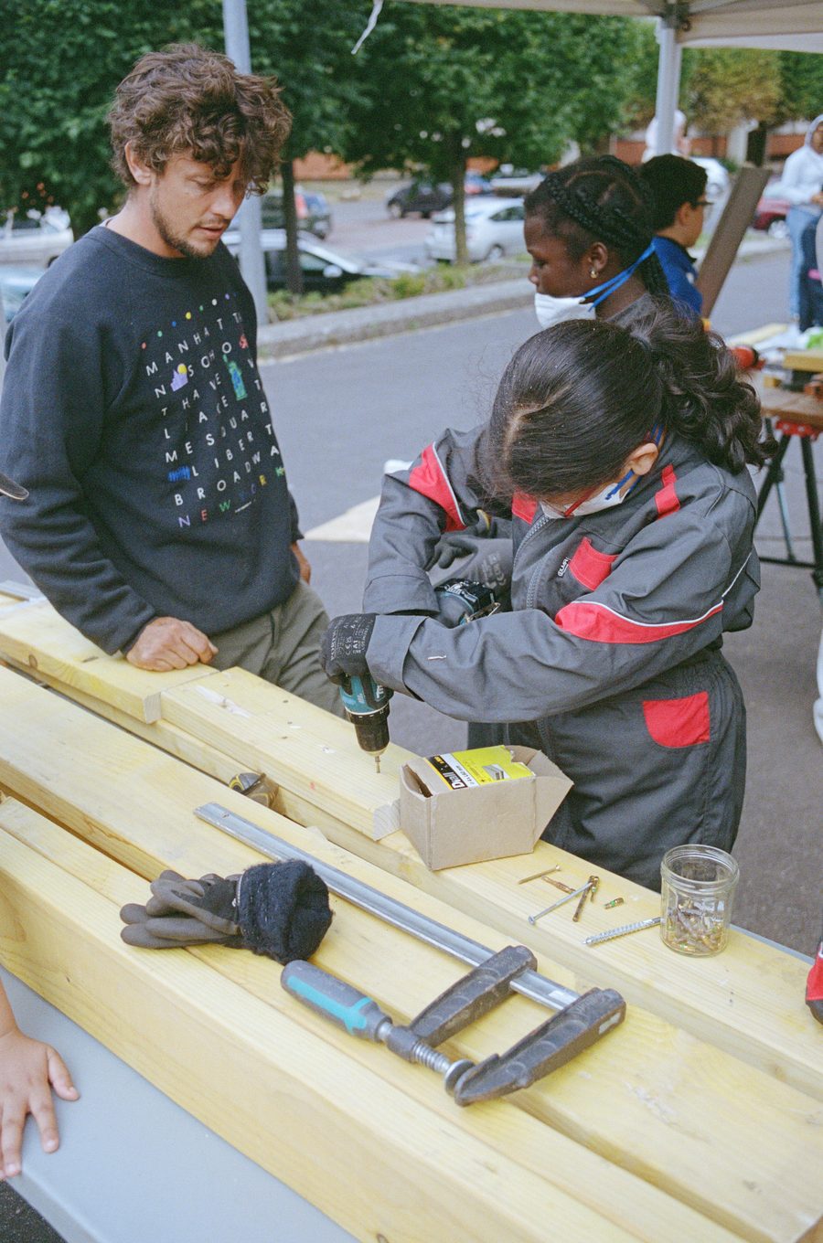 construction des bacs en bois avec les participant·es