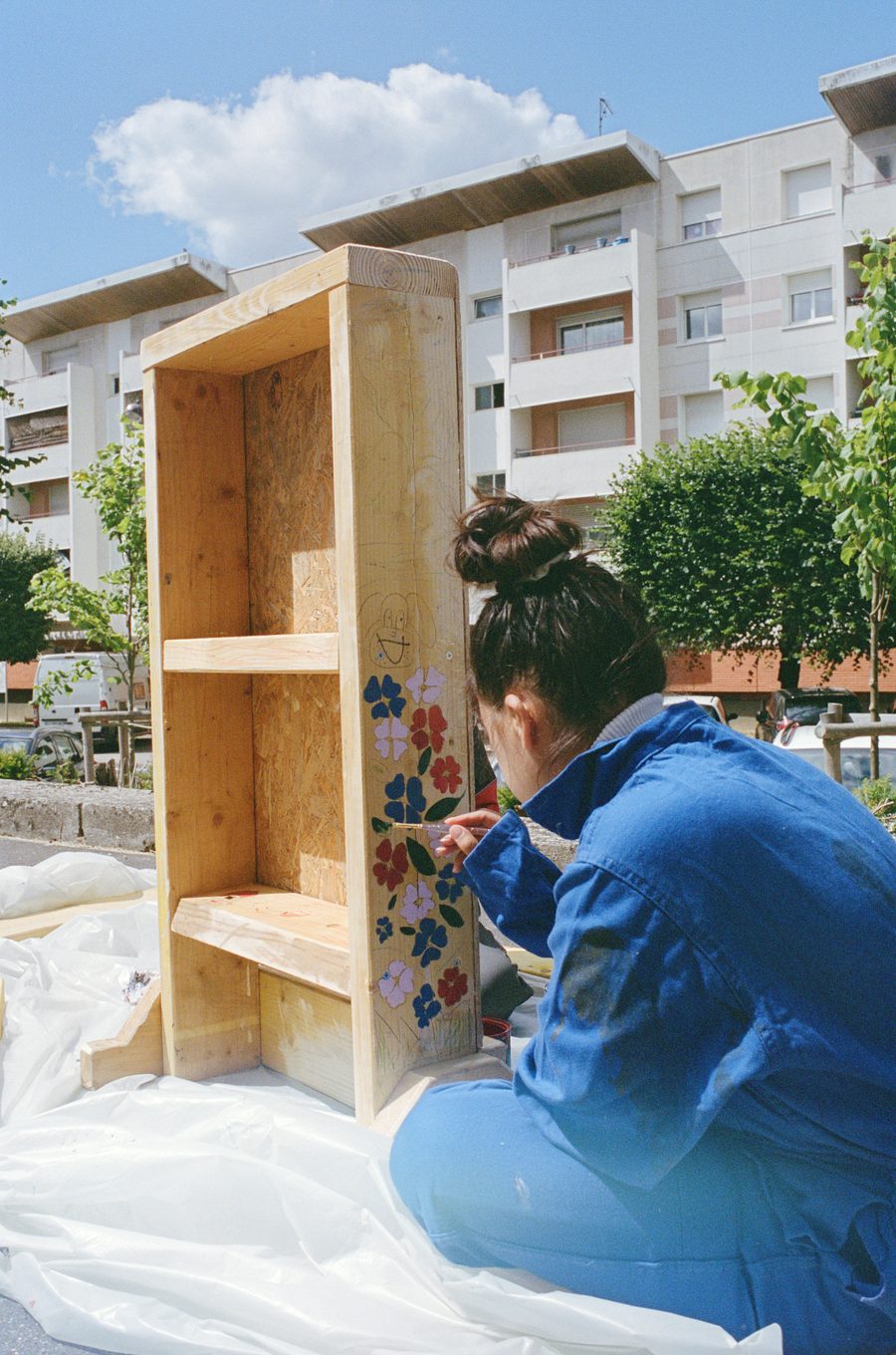 un bac en bois monté au pied des immeubles