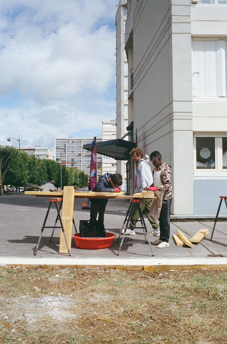 atelier de construction sur la dalle, établi et outils