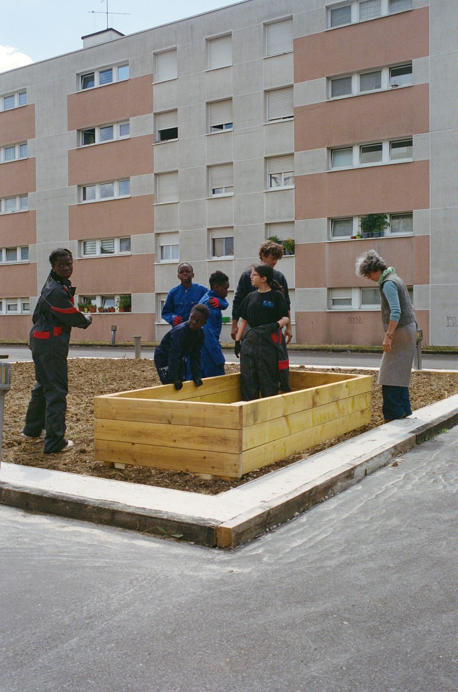 les participant·es autour d’un bac potager
