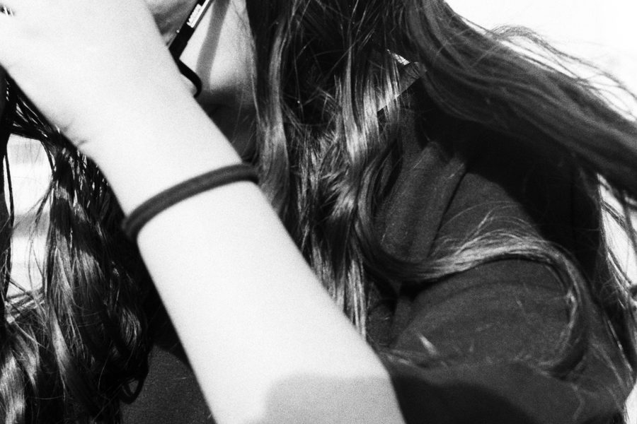 des cheveux au vent, gros plan en noir et blanc