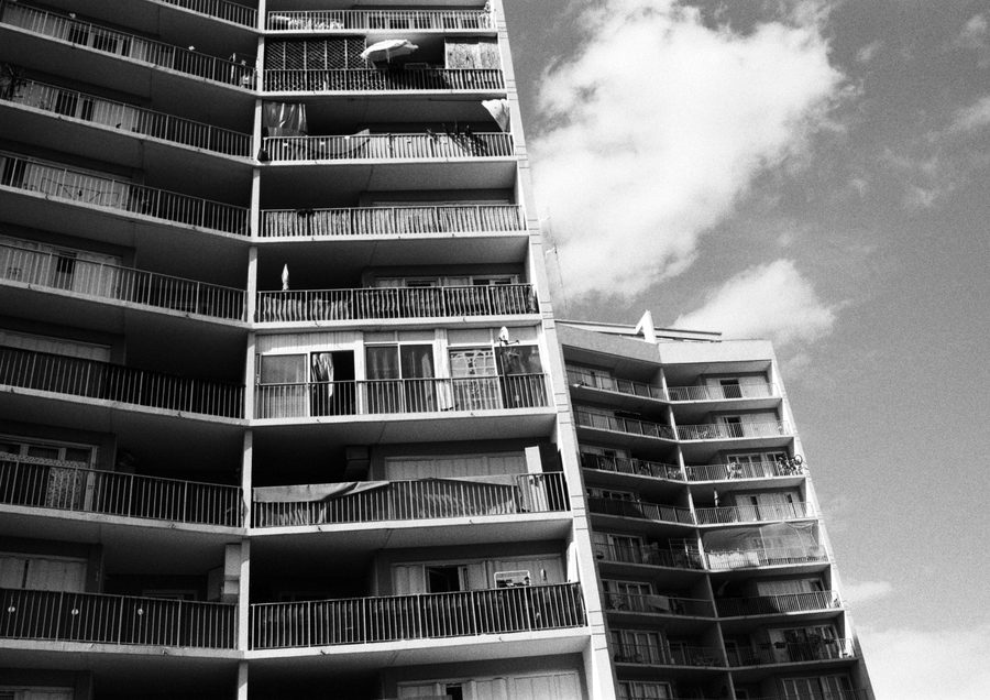 deux tours de l’Almont en noir et blanc, un nuage entre elles