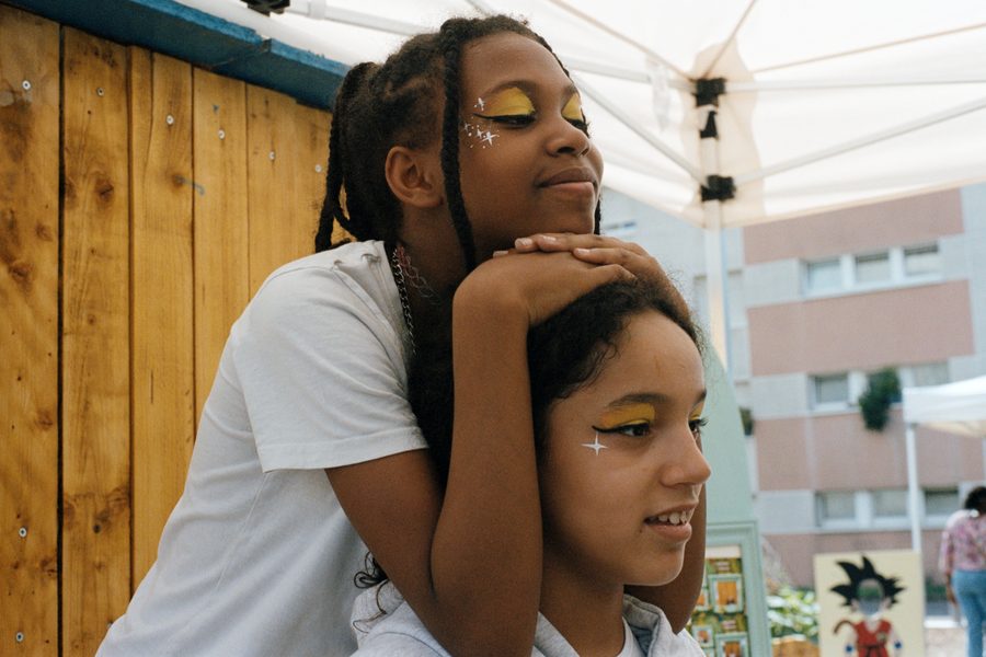 deux amies enlacées sous le barnum, maquillage doré