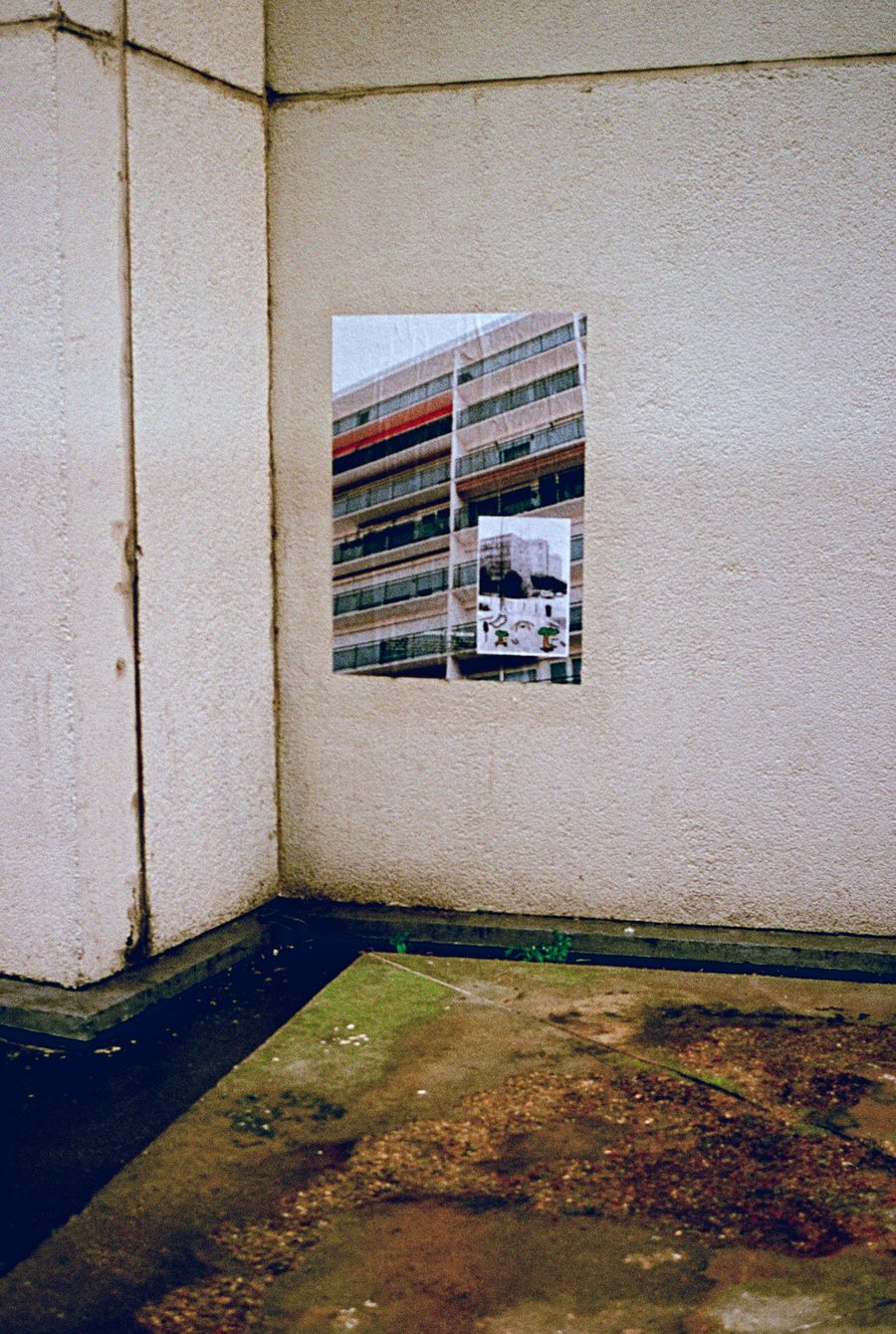 une planche de l’exposition collée dans un passage
