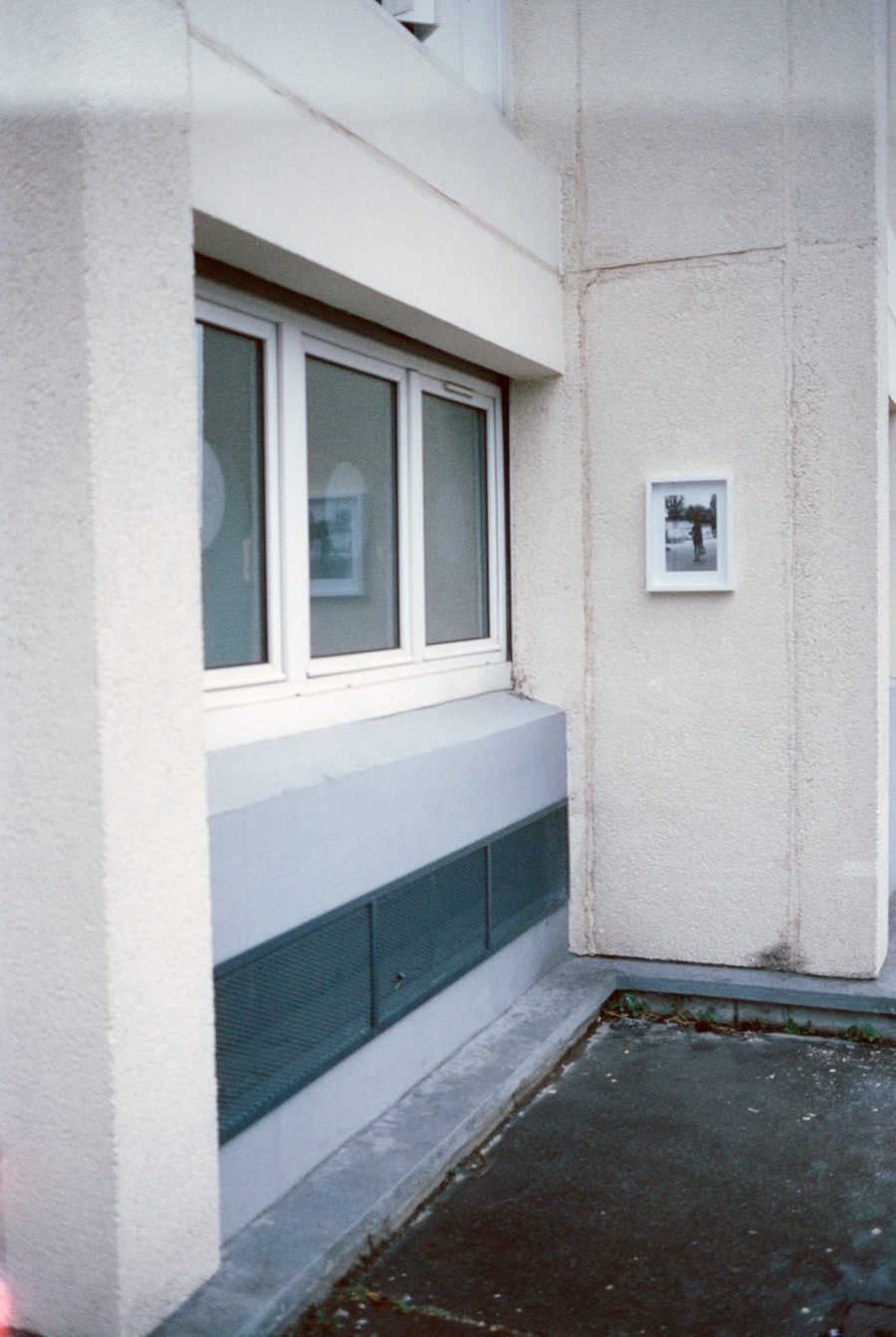 une photographie de l’exposition collée dans un passage