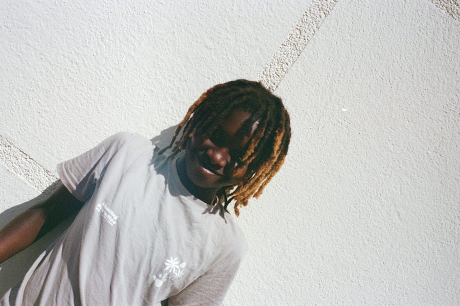 un jeune homme en t-shirt blanc, photographié d’en haut
