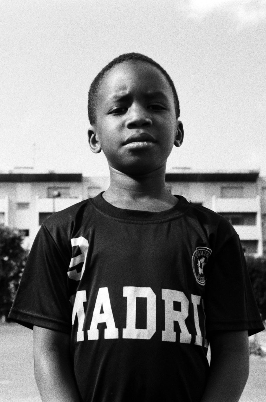 un garçon en t-shirt Madrid, portrait en noir et blanc