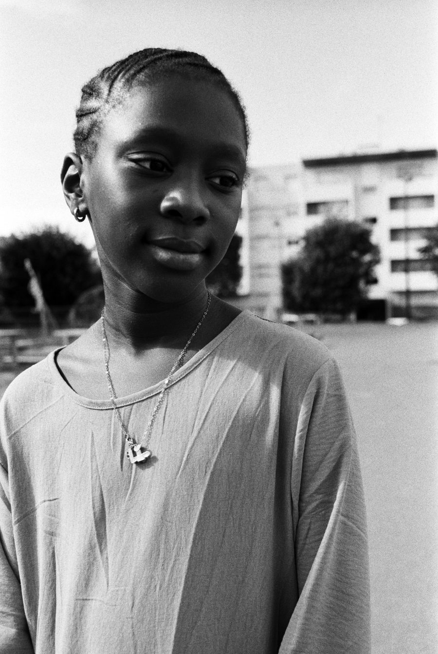 une fille devant les immeubles, portrait en noir et blanc