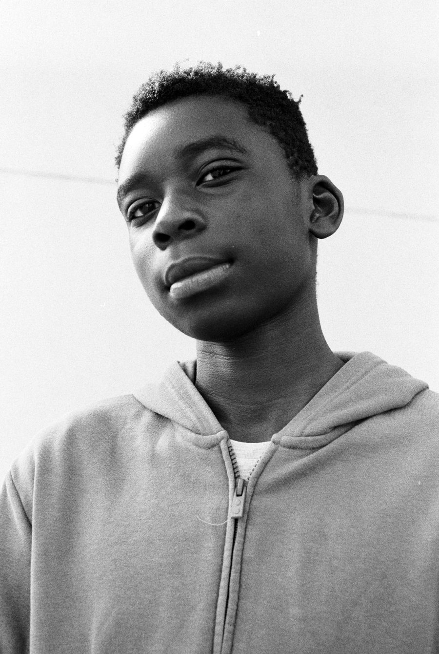 un garçon en sweat à capuche, portrait en noir et blanc