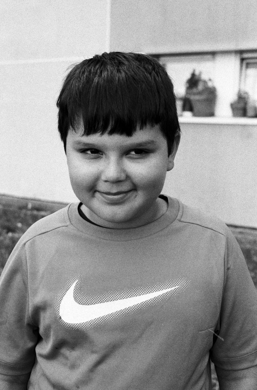 un garçon en t-shirt gris, portrait en noir et blanc