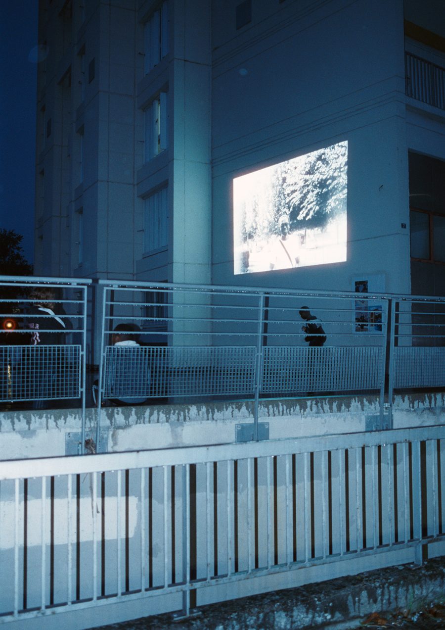 projection nocturne d’un portrait sur une façade