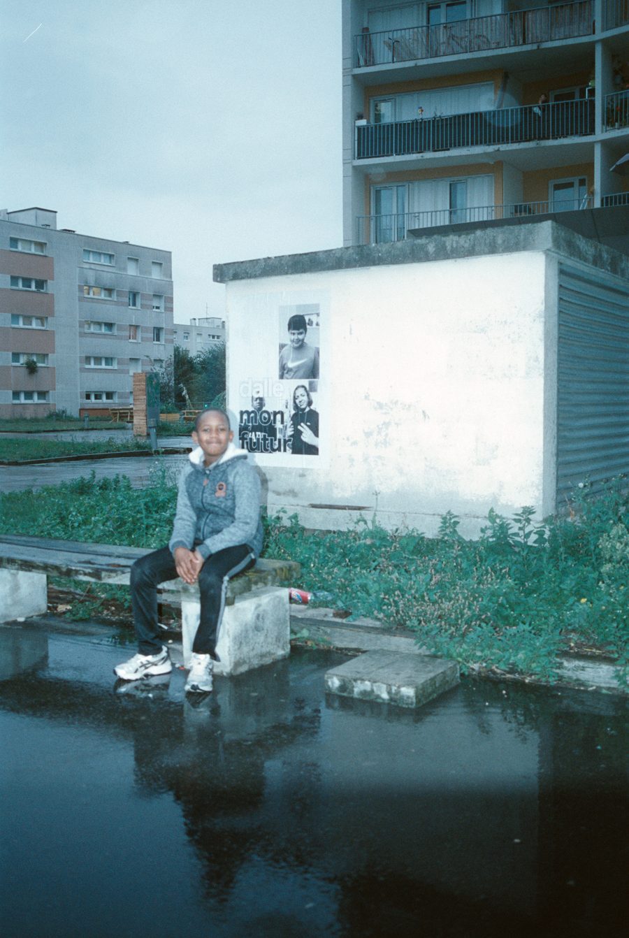 un portrait projeté la nuit sur un mur de la dalle