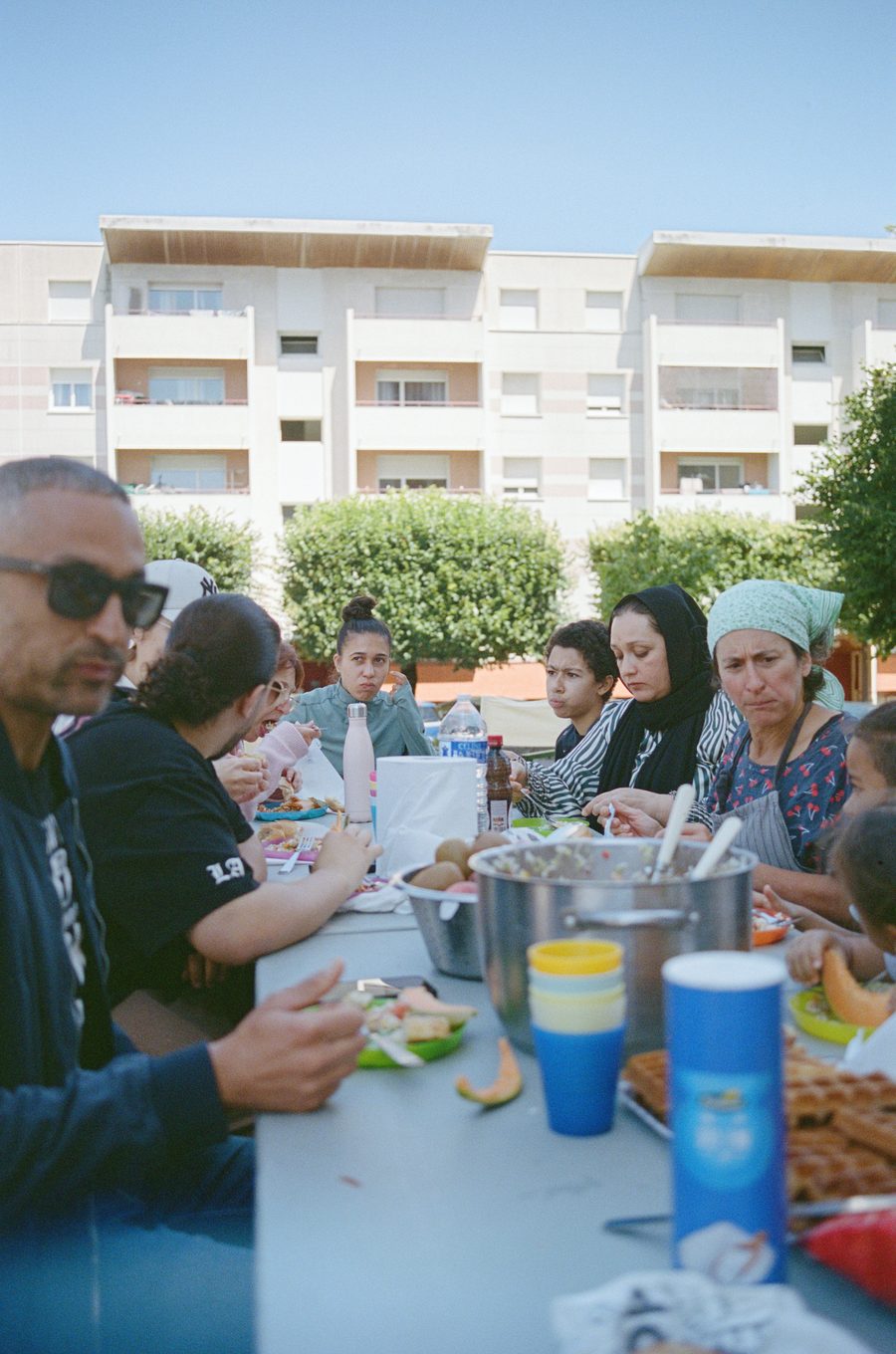 repas partagé sur la dalle pendant la résidence
