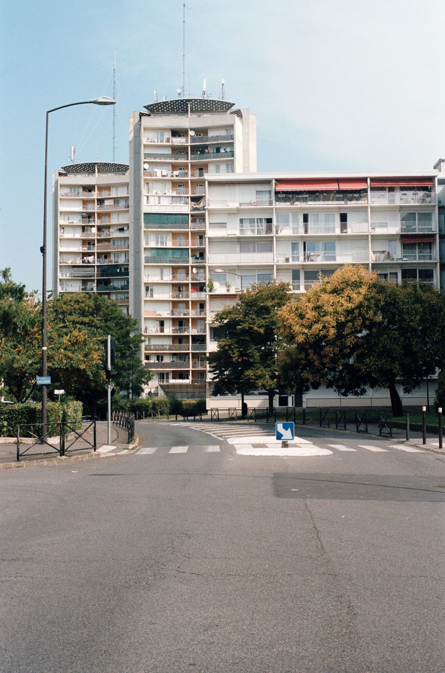 une rue de l’Almont et les tours au bout