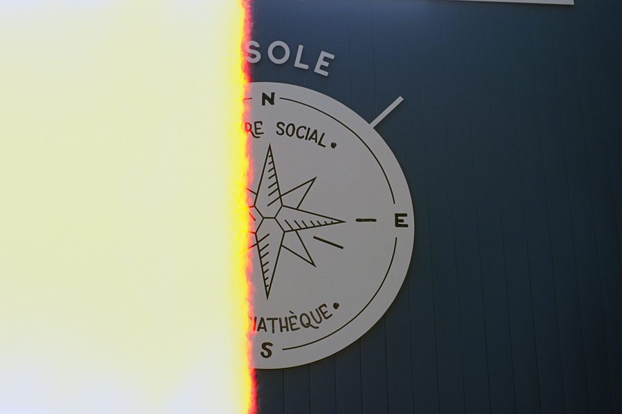l’enseigne de La Boussole, photographie argentique voilée de lumière