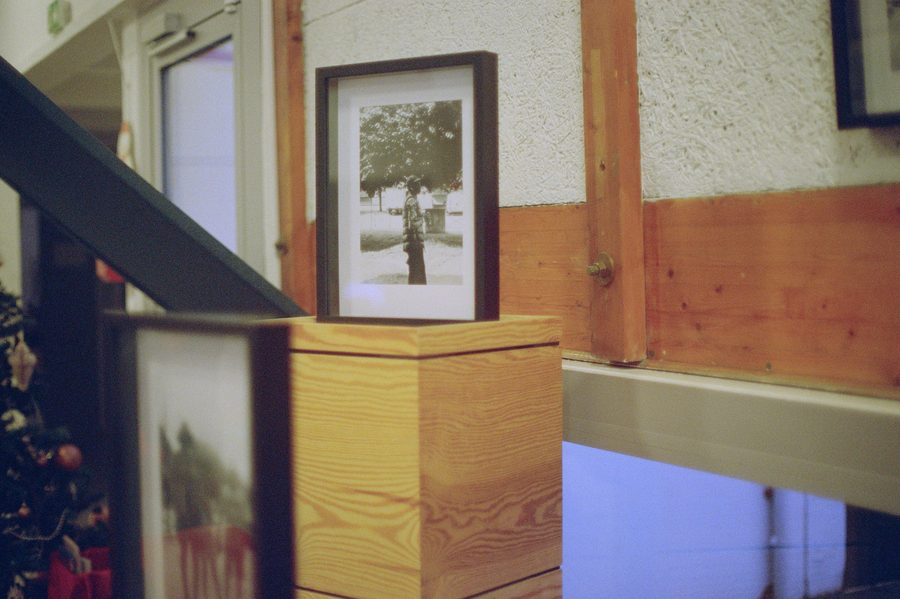 cadres et caisses en bois de l’exposition à La Boussole