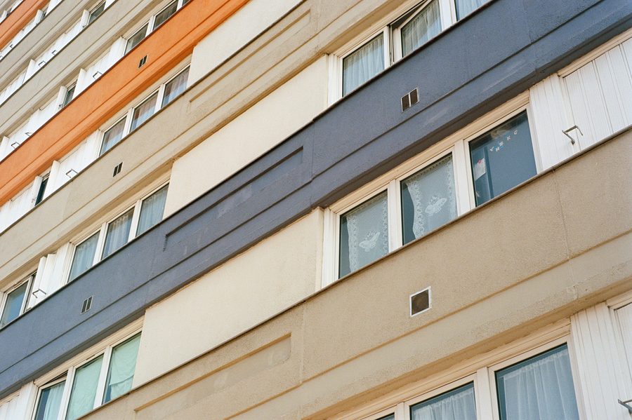 façade d’un immeuble de l’Almont, lignes de fenêtres et de balcons