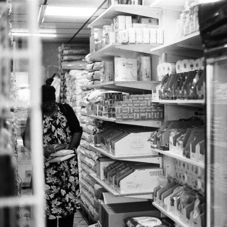 à l’intérieur d’une épicerie du quartier, noir et blanc
