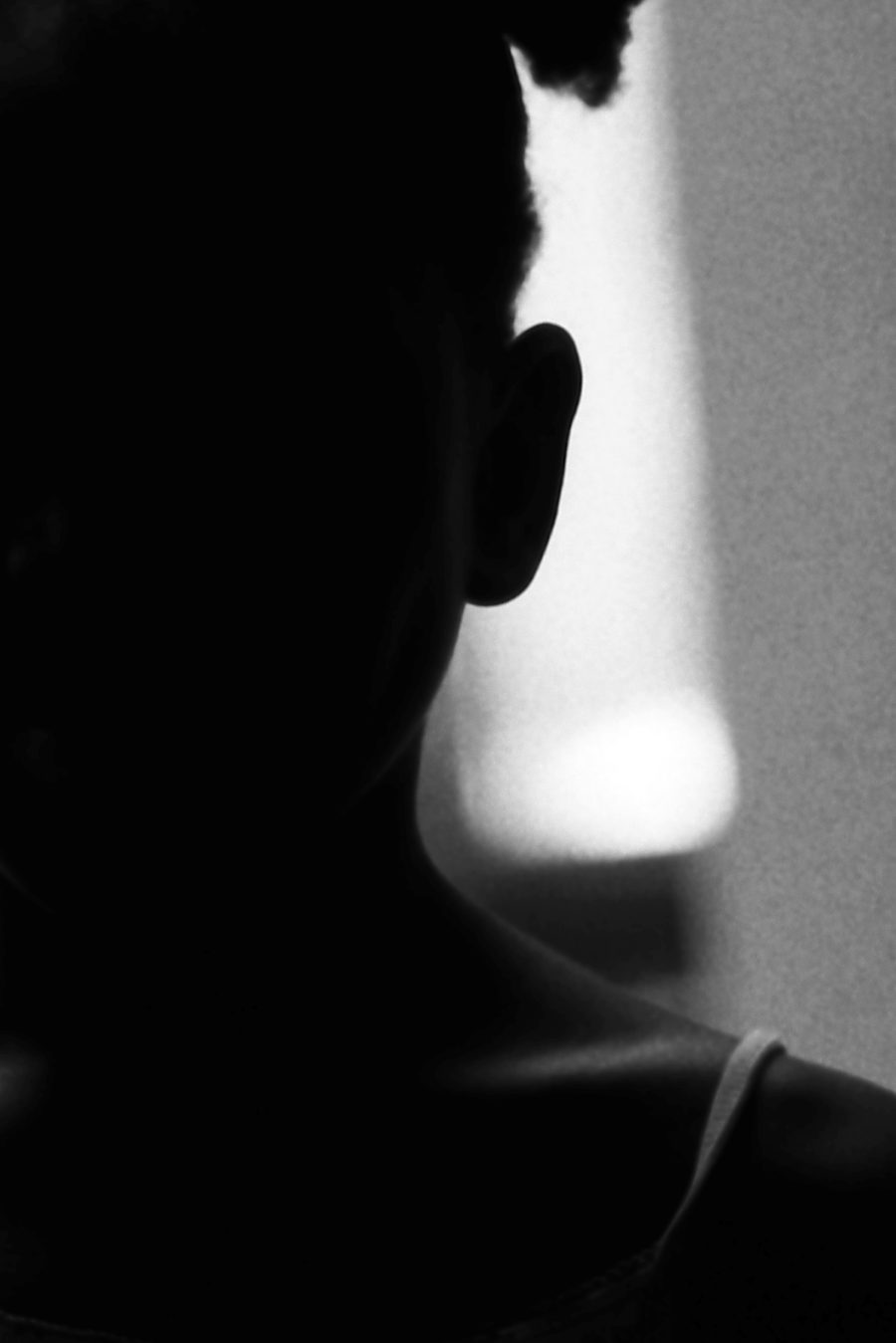 profil d’un visage à contre-jour, noir et blanc