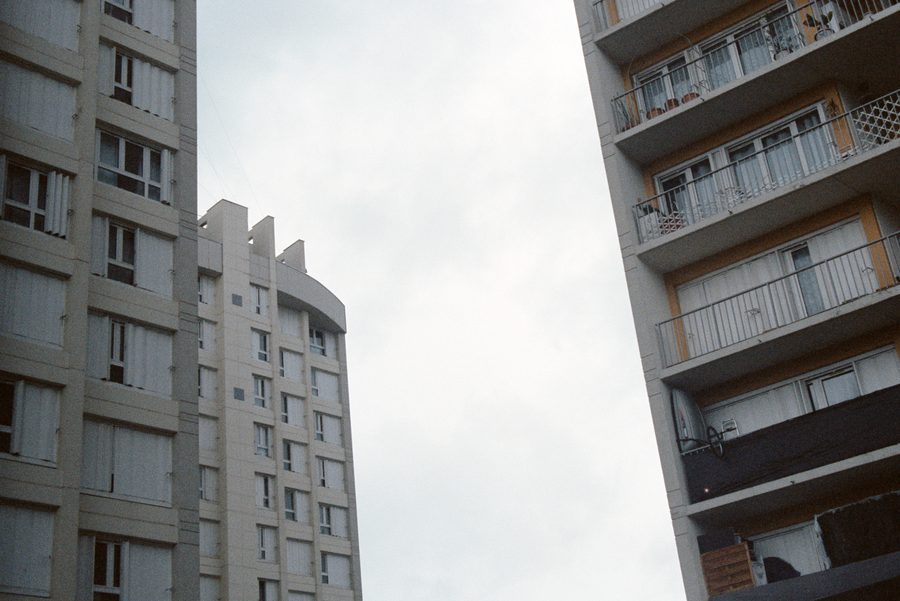 les tours de l’Almont vues d’en bas, contre le ciel